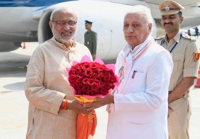 VP arrives in Patna to visit Jayaprakash Narayan's ancestral house in Sitab Diara